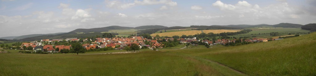 Panorama_von_Bibra_Juni_2009_1-1024x249